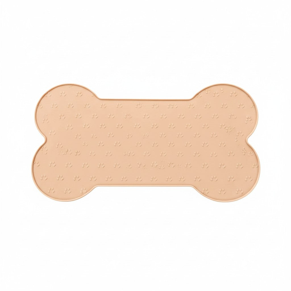 Tapis de gamelle chien en silicone forme os couleur beige sable avec motif petites pattes embossées vue de dessus