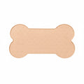 Tapis de gamelle chien en silicone forme os couleur beige sable avec motif petites pattes embossées vue de dessus
