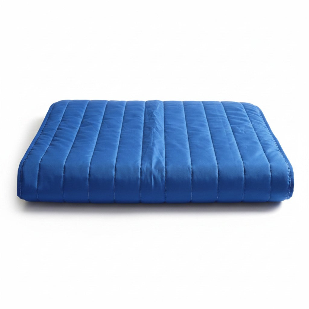 Tapis matelassé bleu ITALIAN BED LINEN pour chien, de forme rectangulaire avec surpiqûres verticales et rembourrage.