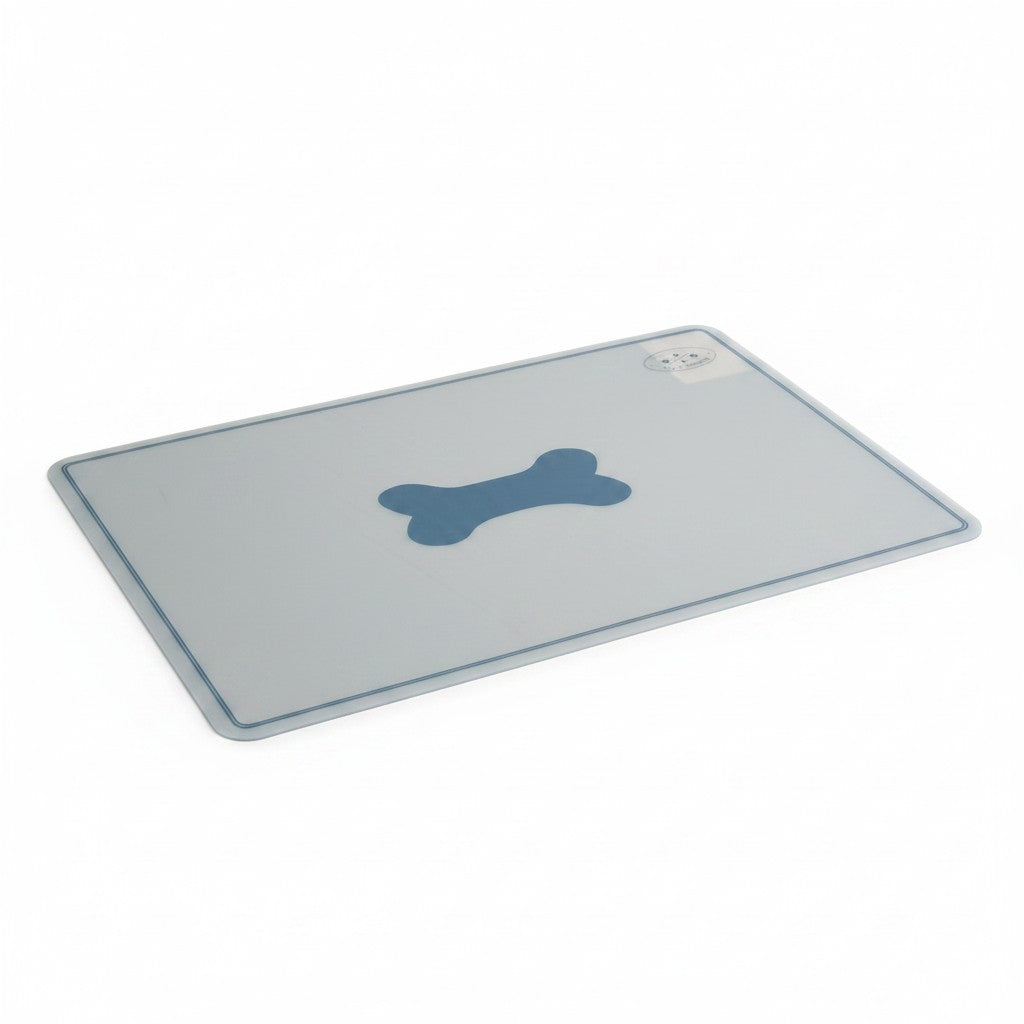 Tapis rectangulaire BANBURY&CO pour gamelles de chien, gris avec bordure bleue et motif os bleu au centre.