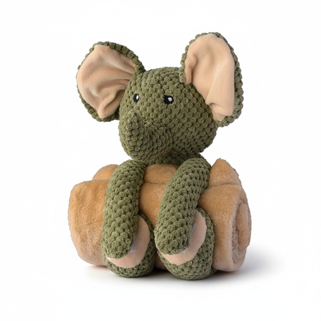Une peluche pour chien en forme d'éléphant vert kaki texturé, enserrant une couverture polaire beige enroulée entre ses pattes avant.