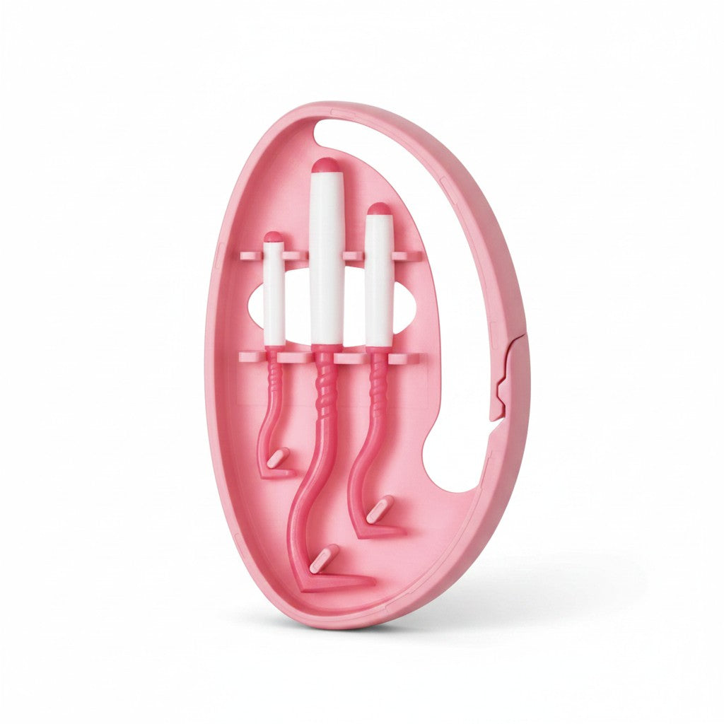 Étui ovale rose avec anneau porte-clés, contenant trois crochets tire-tiques blancs et roses de tailles différentes.