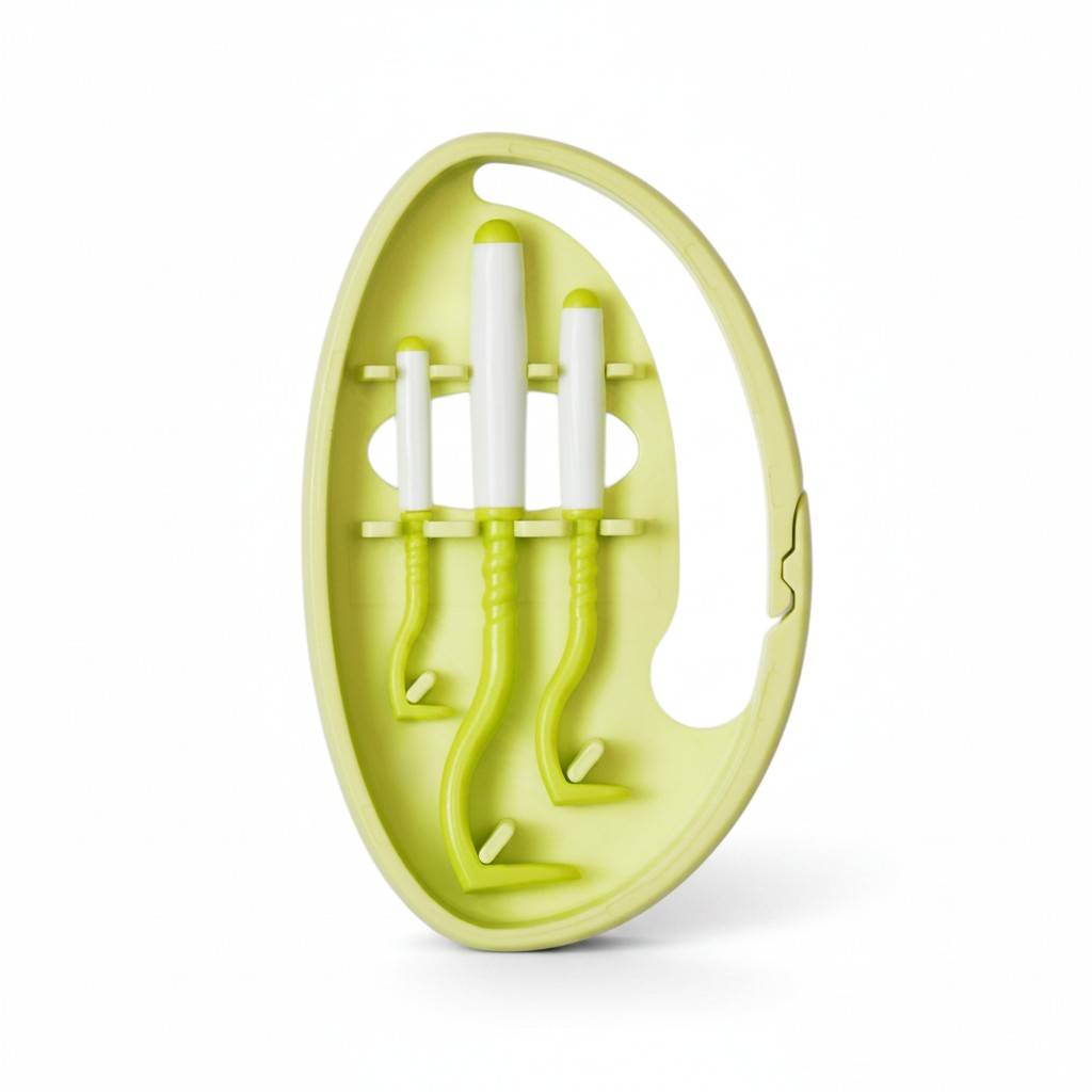 Étui ovale vert anis avec anneau porte-clés, contenant trois crochets tire-tiques blancs et verts de tailles différentes.